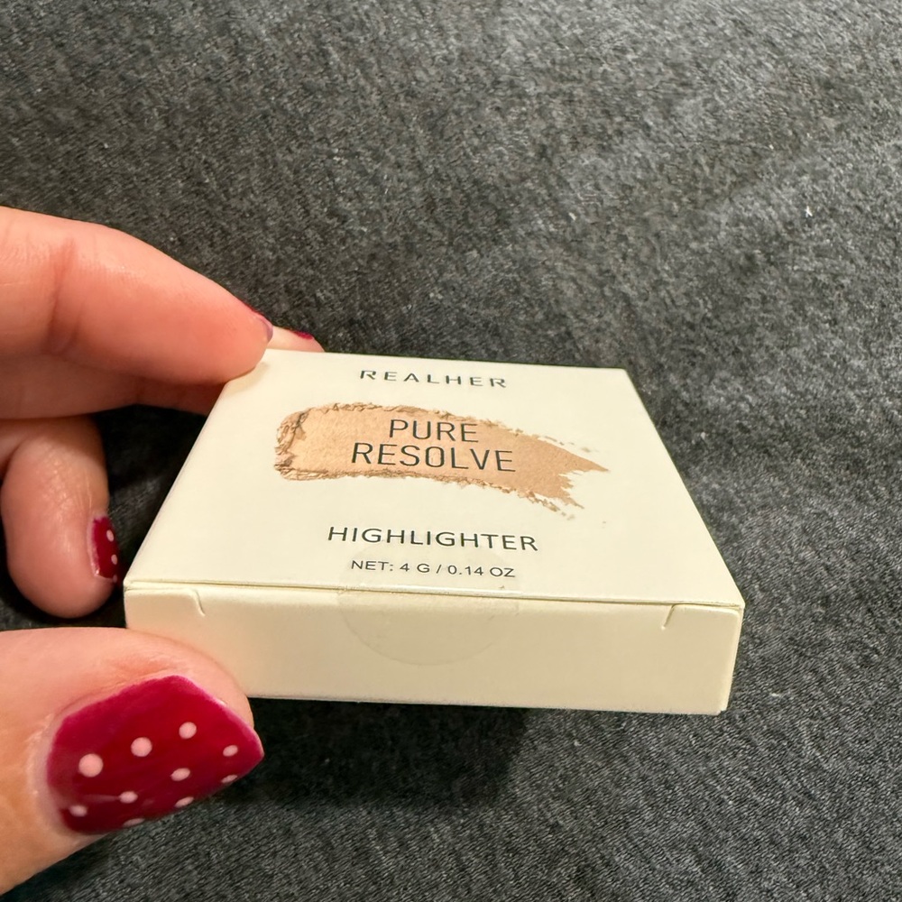 RealHer Pure Resolve Highlighter in Creamy Beige - Picture 2 of 4